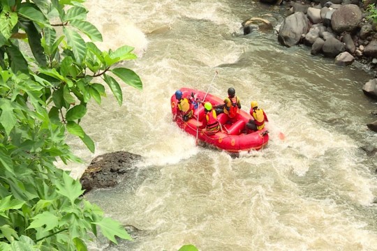 Petualangan Di Atas Jeram Dengan Perahu Karet