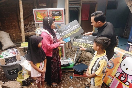 Bocah Buruh Batu Bata Dari Tasikmalaya Menerima Bantuan Dana