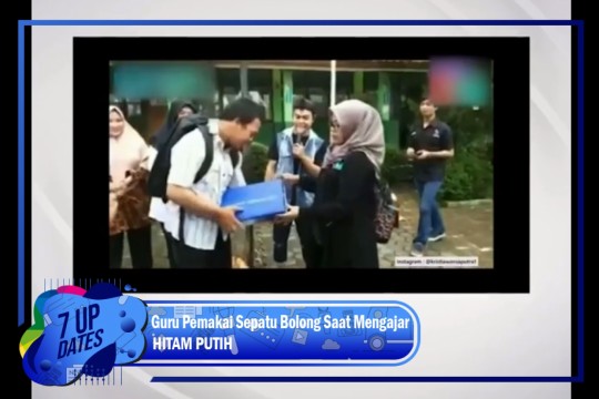 Guru Pemakai Sepatu Bolong Saat Mengajar