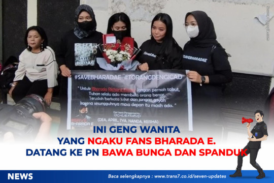 Ini Geng Wanita Yang Ngaku Fans Bharada E. Datang Ke PN Bawa Bunga Dan Spanduk