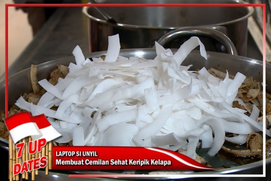 Membuat Cemilan Sehat Keripik Kelapa