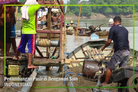 Penambang Pasir Di Bengawan Solo