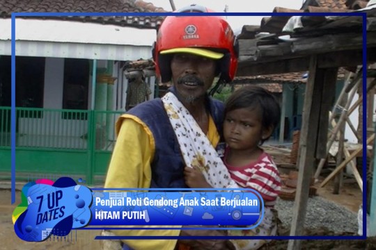 Penjual Roti Gendong Anak Saat Berjualan