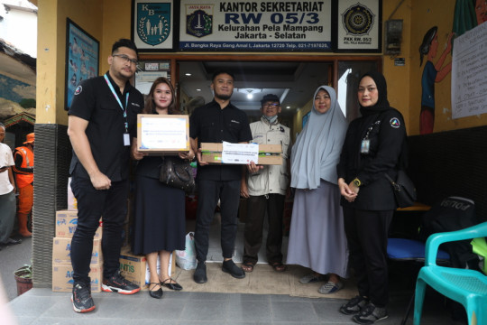 TRANSMEDIA Berikan Bantuan Makanan Untuk Korban Kebakaran Di Pela Mampang