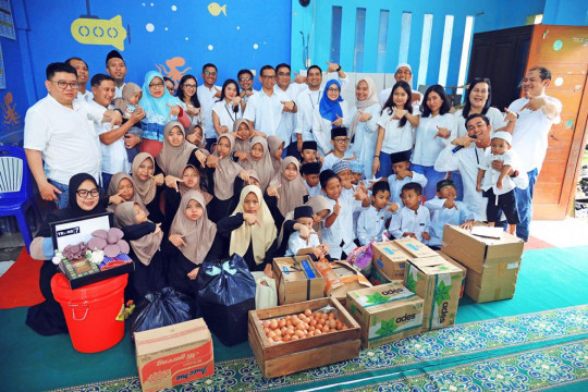 Trans7 Berbagi dengan Anak Yatim